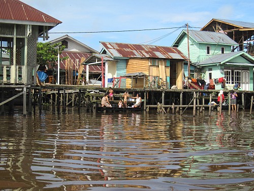 Pontianak, West-Kalimantan
Houses on stilts along the Kapuas Kecil River in Pontianak.<br />
Ästuar/Lagune/Fjord, Siedlung (Stadt/Dorf), Verschmutzung/Müll/Altlasten, Fluss
